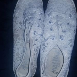 Lace type sneakers